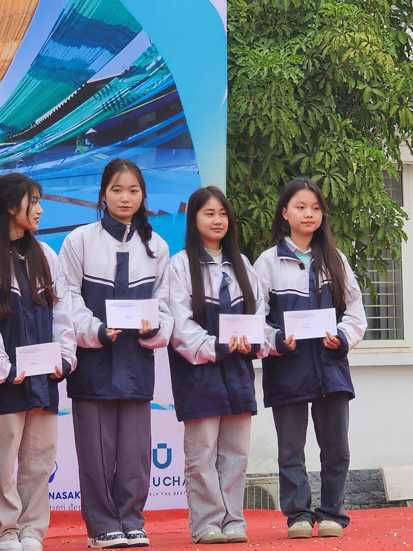 Đỗ Thị Thanh Tâm (ngoài cùng bên trái) nhận phần thưởng học sinh giỏi của nhà trường