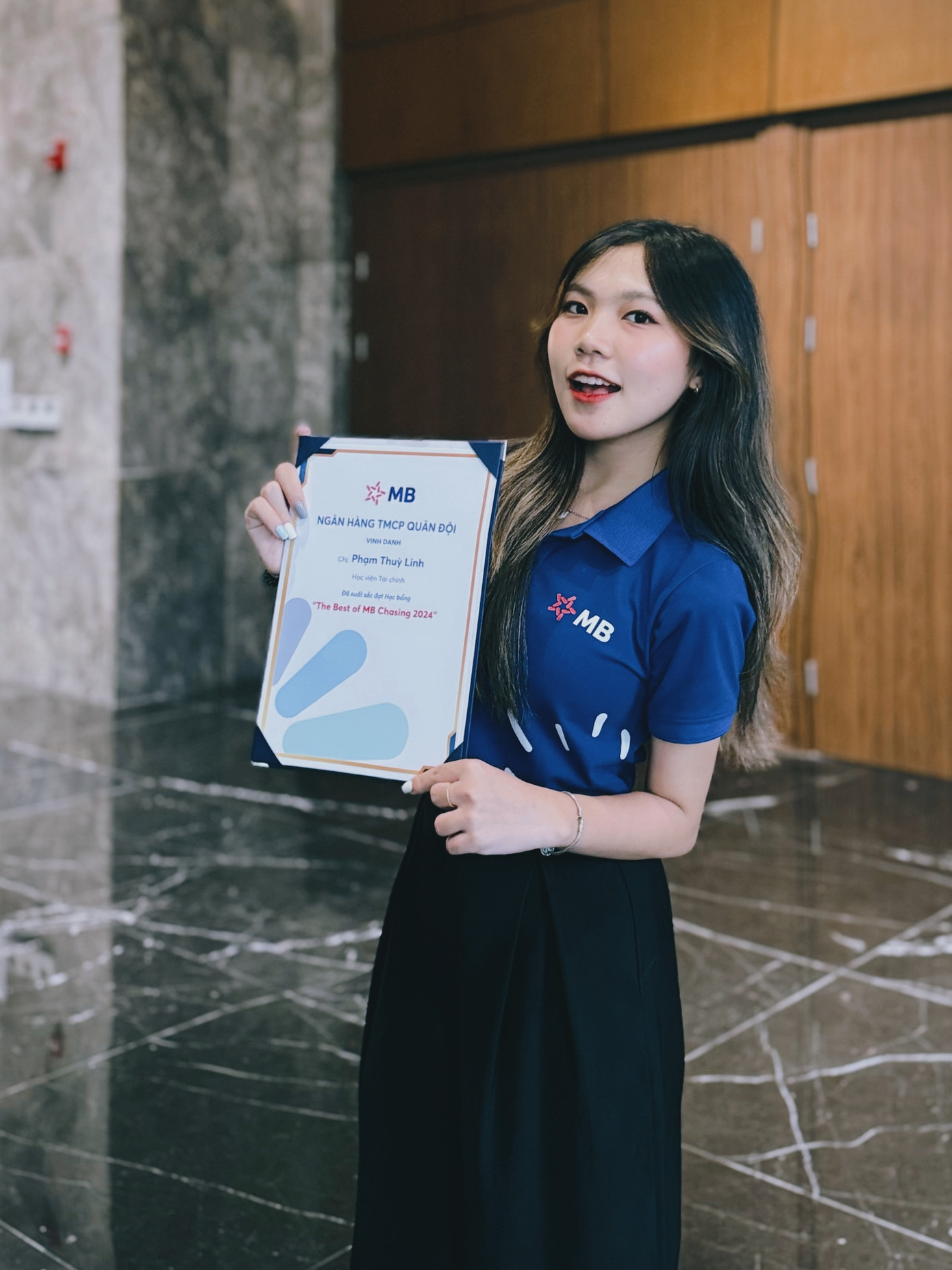 Thùy Linh nhận học bổng MBBank. Thùy Linh nhận học bổng MBBank.