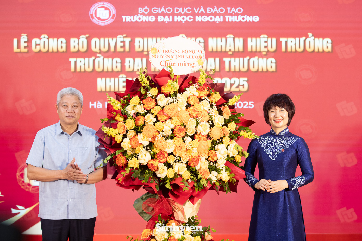 Các lãnh đạo cấp trên và tập thể lãnh đạo Nhà trường tặng hoa chúc mừng tân hiệu trưởng. Các lãnh đạo cấp trên và tập thể lãnh đạo Nhà trường tặng hoa chúc mừng tân hiệu trưởng.