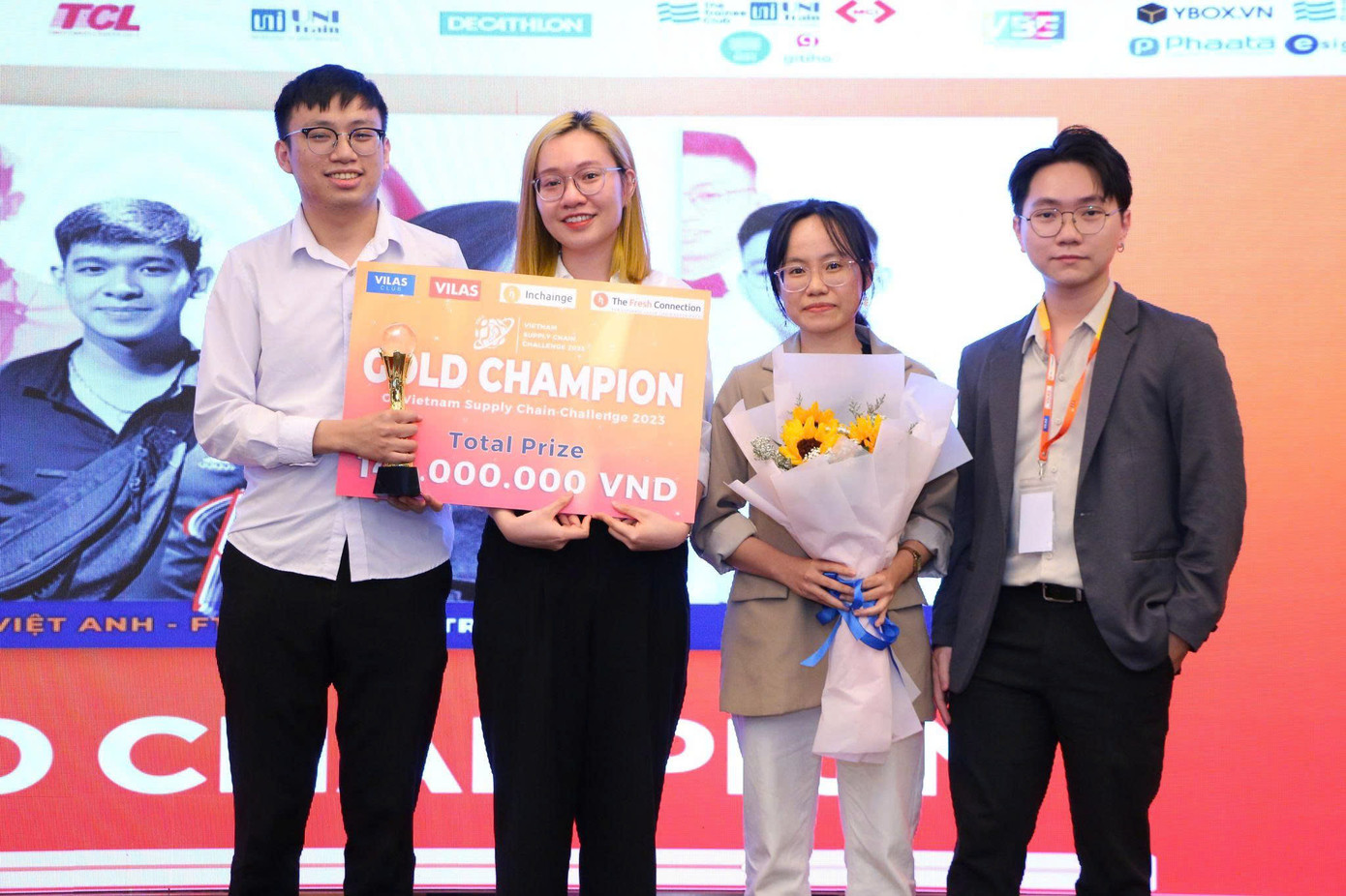 Khi trái ngọt đến ở năm cuối, Bình đã sẵn sàng: ba cuộc thi lớn, trong đó có một cuộc thi quốc tế, là phần thưởng cho sự kiên trì. Khi trái ngọt đến ở năm cuối, Bình đã sẵn sàng: ba cuộc thi lớn, trong đó có một cuộc thi quốc tế, là phần thưởng cho sự kiên trì.