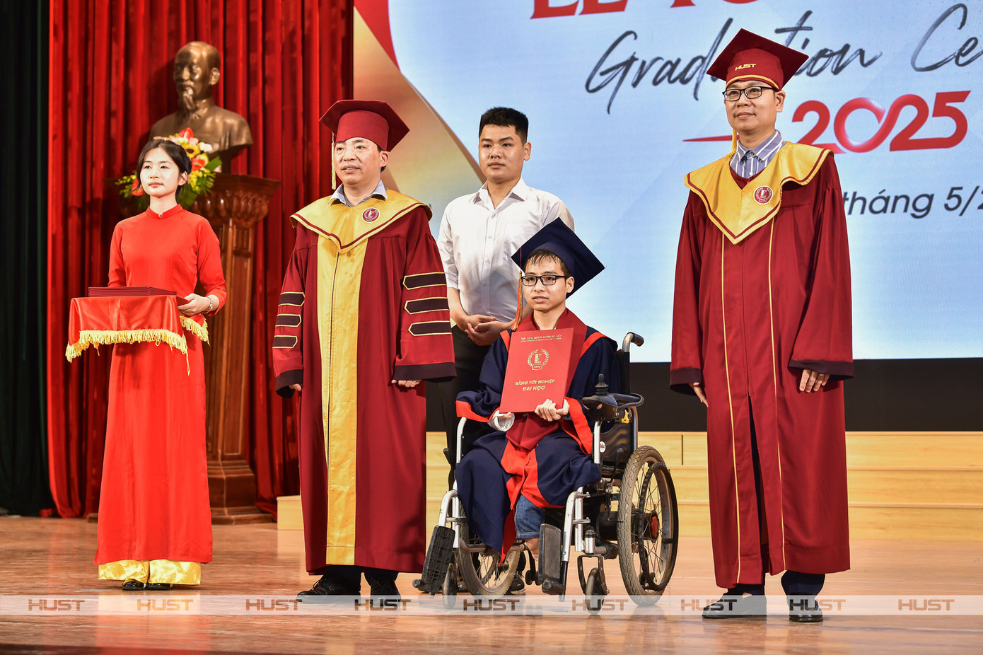 Đây không chỉ là khoảnh khắc tôn vinh thành tích học tập, mà còn là một cột mốc đẹp đẽ của tình bạn, của nghĩa tình, của sự đồng hành không điều kiện suốt hơn một thập kỷ (Ảnh: HUST)