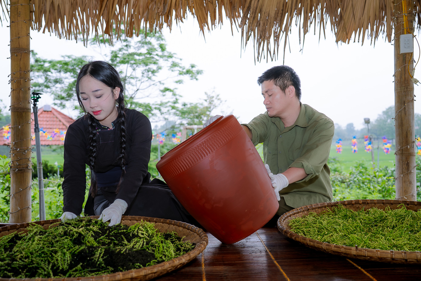 Từ hái chè đến ướp hoa mỗi bước đều được thực hiện bằng tay. Từ hái chè đến ướp hoa mỗi bước đều được thực hiện bằng tay.