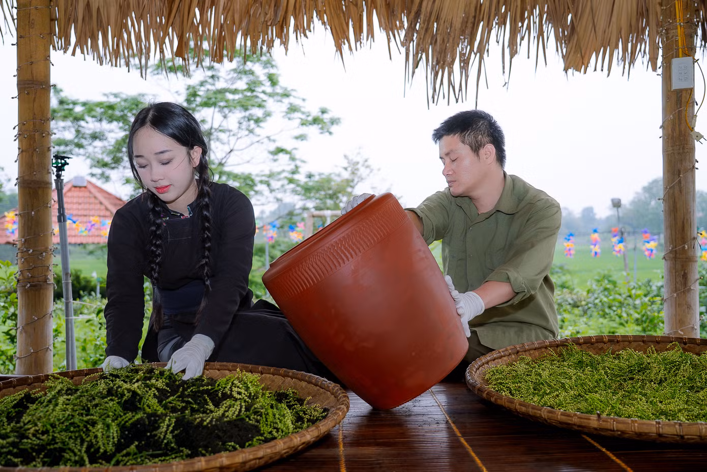 Từ hái chè đến ướp hoa mỗi bước đều được thực hiện bằng tay. Từ hái chè đến ướp hoa mỗi bước đều được thực hiện bằng tay.