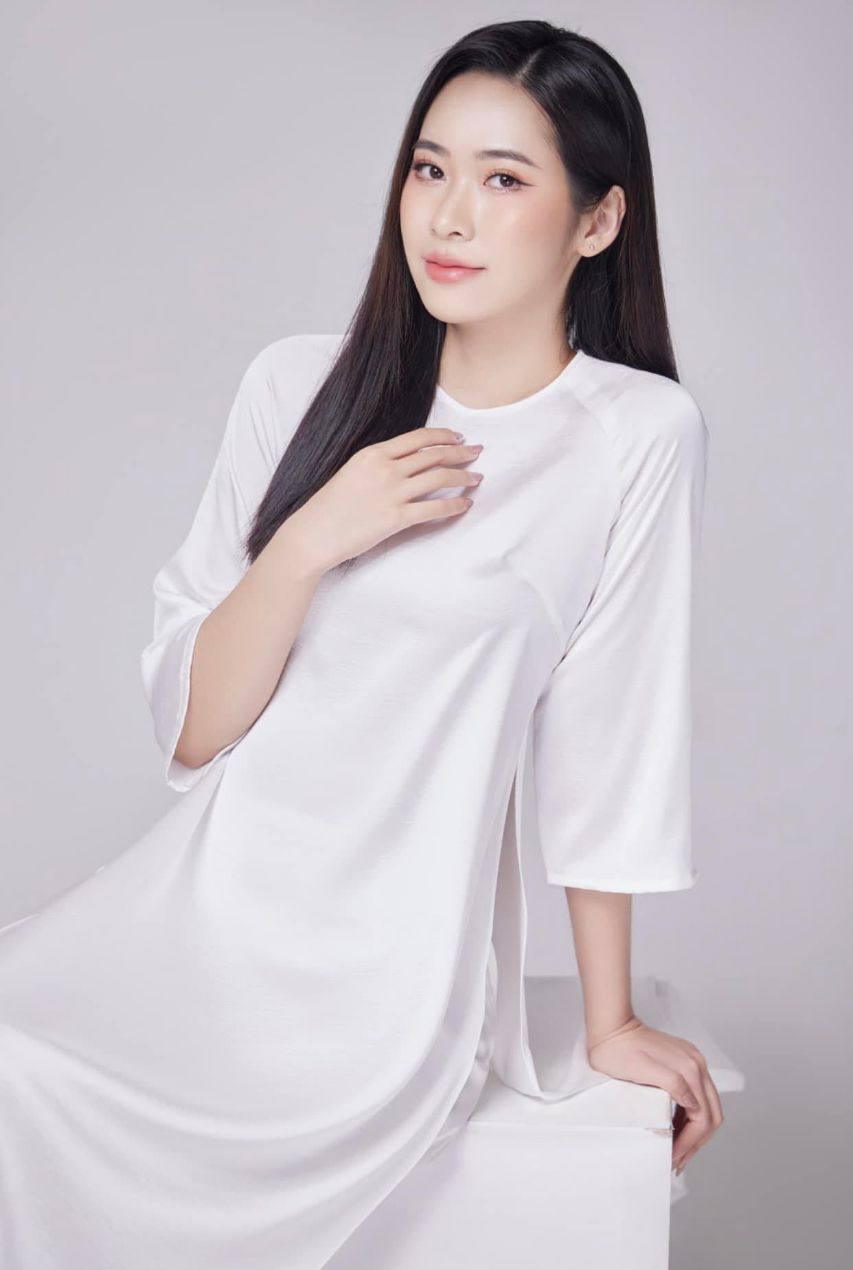 Quý Lan duyên dáng trong tà áo dài, sẵn sàng tỏa sáng tại Chung khảo Hoa hậu Việt Nam 2024. (Ảnh: NVCC) Quý Lan duyên dáng trong tà áo dài, sẵn sàng tỏa sáng tại Chung khảo Hoa hậu Việt Nam 2024. (Ảnh: NVCC)