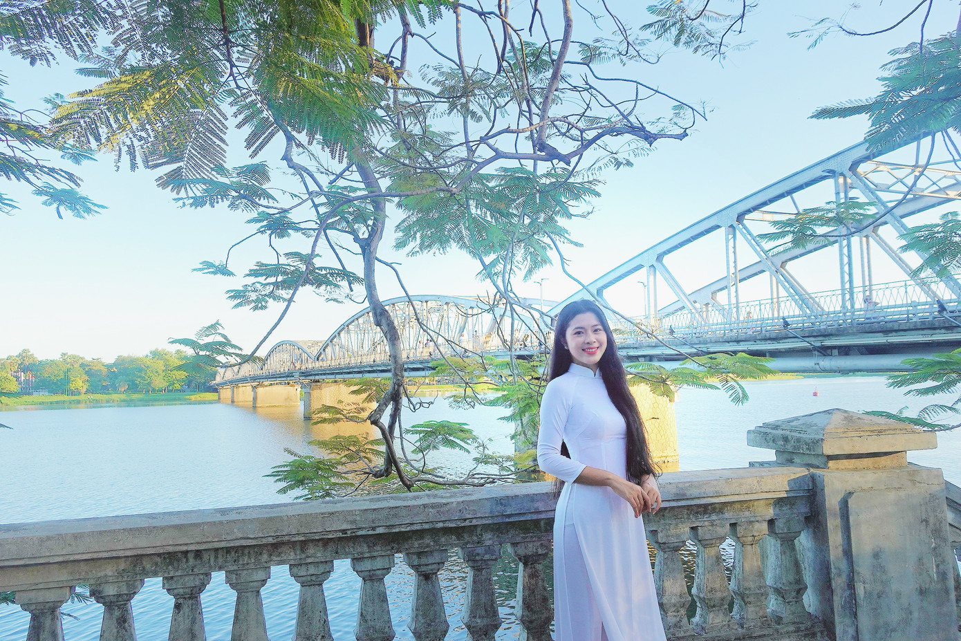 Trong tà áo dài trắng bên dòng Hương Giang lặng lẽ, Hà Phương hóa thân thành một nàng thơ xứ Huế dịu dàng. Trong tà áo dài trắng bên dòng Hương Giang lặng lẽ, Hà Phương hóa thân thành một nàng thơ xứ Huế dịu dàng.