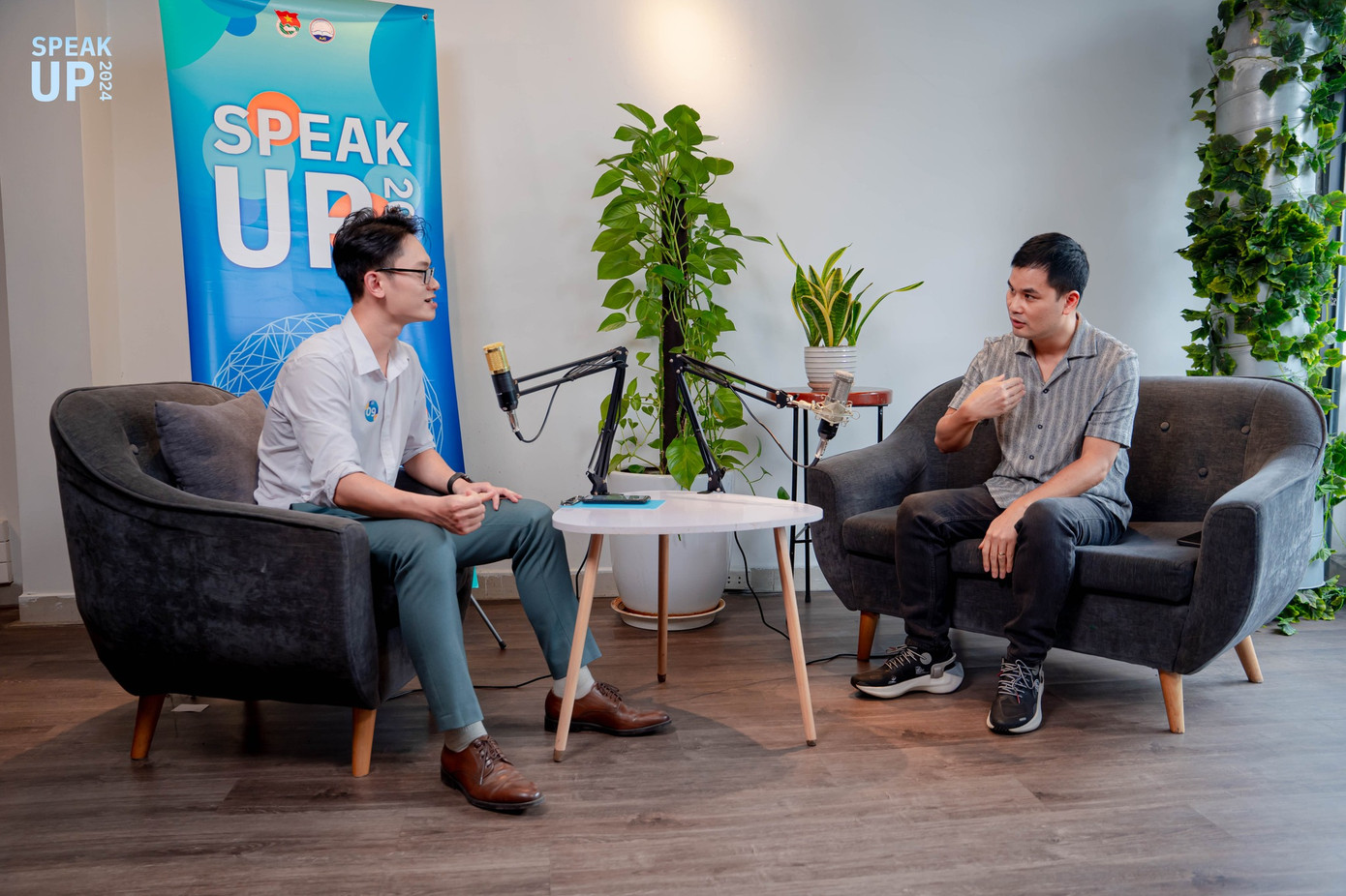 Khắc Dương tham gia talkshow cùng TikToker Võ Tòng Đánh Mèo, thảo luận về những chủ đề thú vị. Khắc Dương tham gia talkshow cùng TikToker Võ Tòng Đánh Mèo, thảo luận về những chủ đề thú vị.