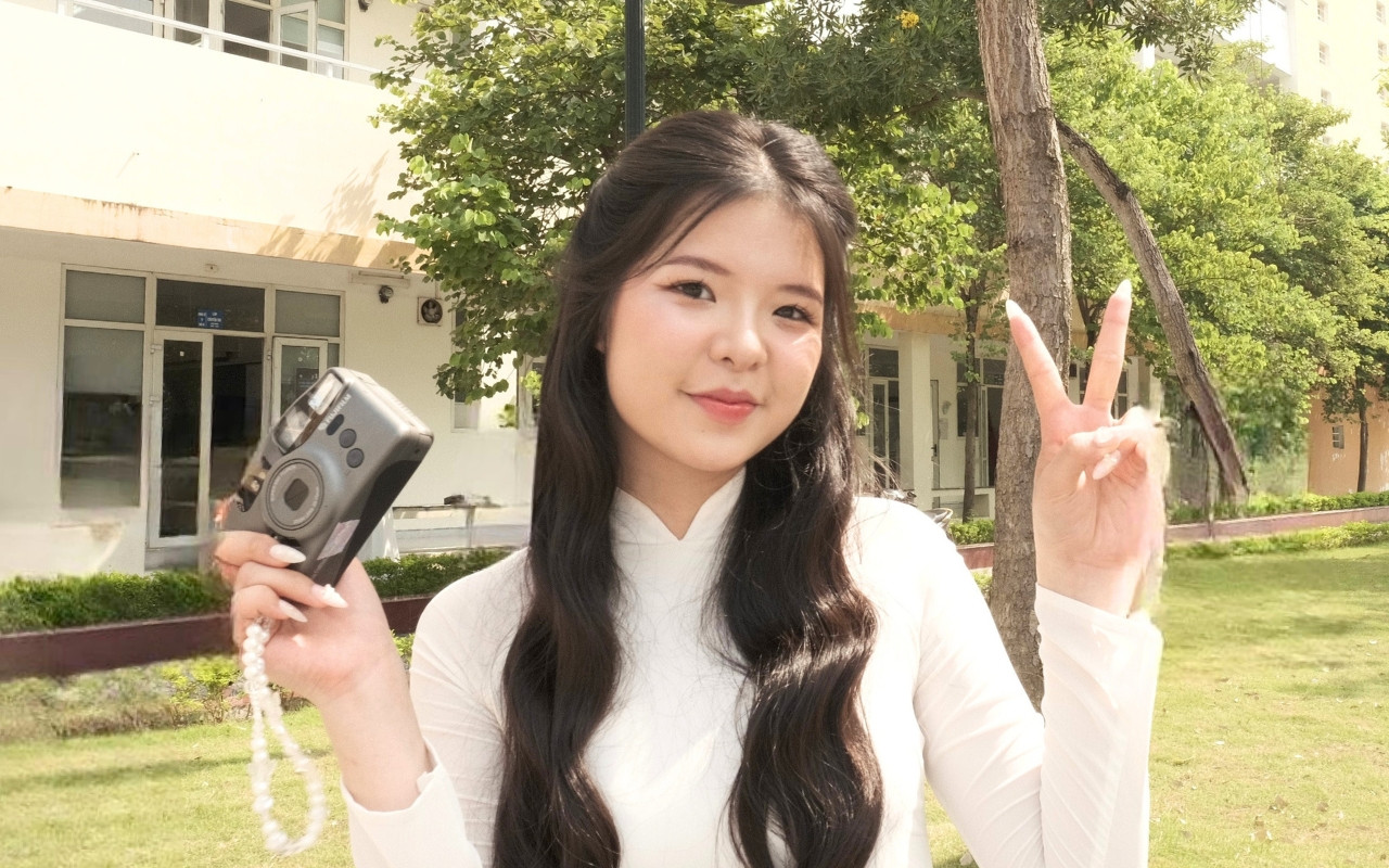 Huyền Thương tại khuôn viên trường THPT chuyên Trần Phú. Huyền Thương tại khuôn viên trường THPT chuyên Trần Phú.