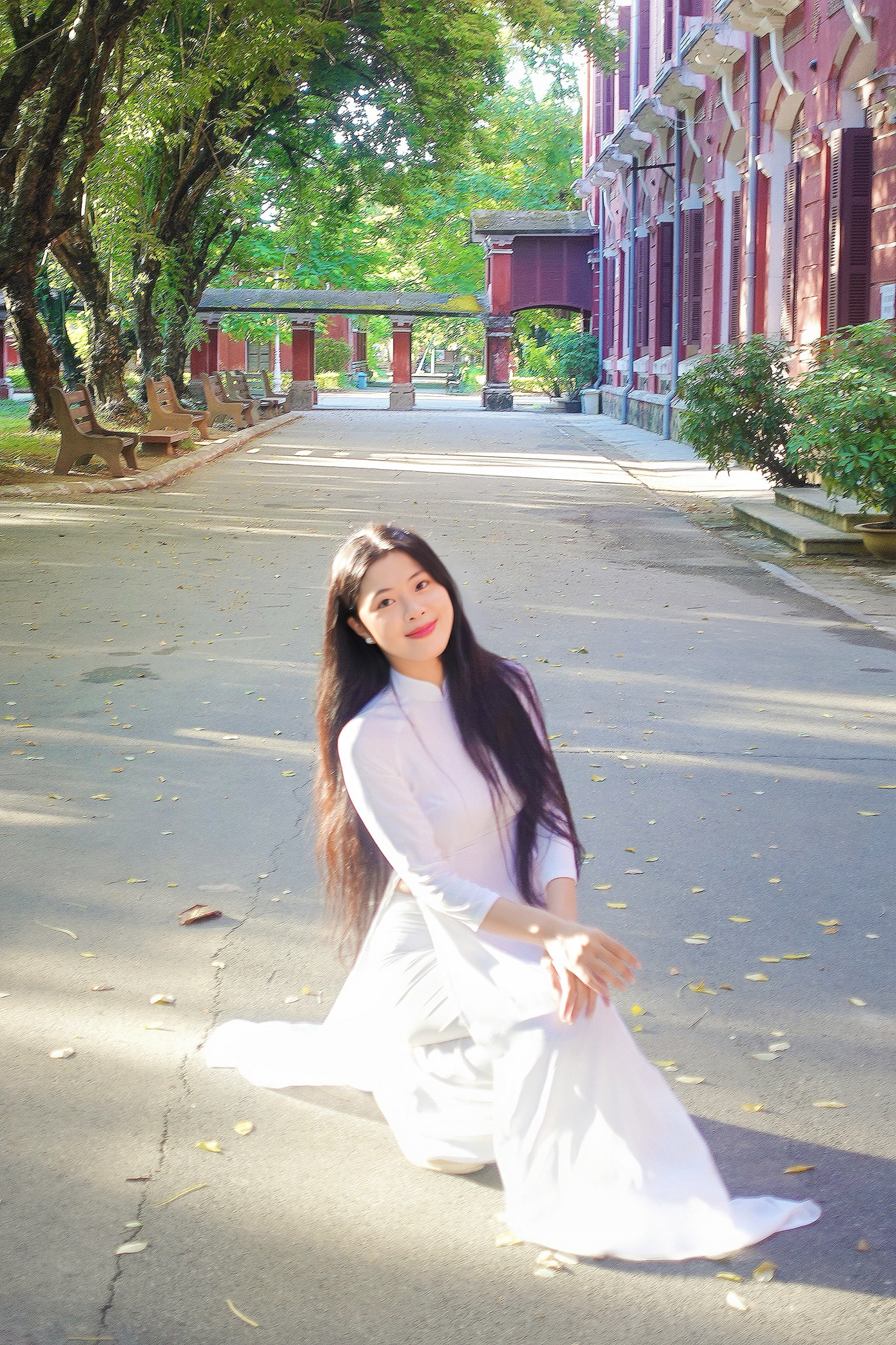 Nụ cười của Hà Phương giữa cố đô như hòa vào vẻ trầm mặc của Huế, vừa lặng lẽ, vừa đầy sức sống. Nụ cười của Hà Phương giữa cố đô như hòa vào vẻ trầm mặc của Huế, vừa lặng lẽ, vừa đầy sức sống.