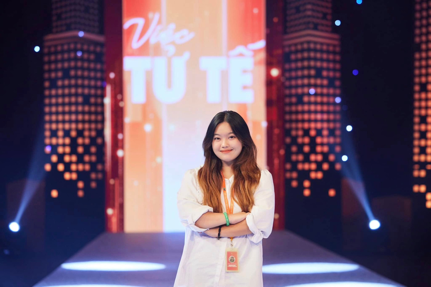 Ngân là một thành viên của ekip chương trình "Việc tử tế" của đài VTV.