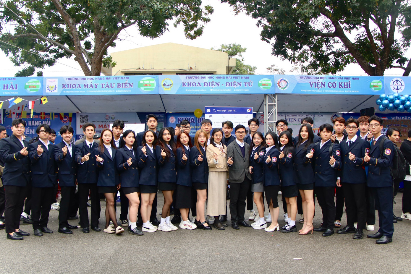 Phương Mai tham gia tổ chức hoạt động tuyển sinh của khoa trong Ngày hội tuyển sinh, hỗ trợ tư vấn và định hướng cho các bạn học sinh.