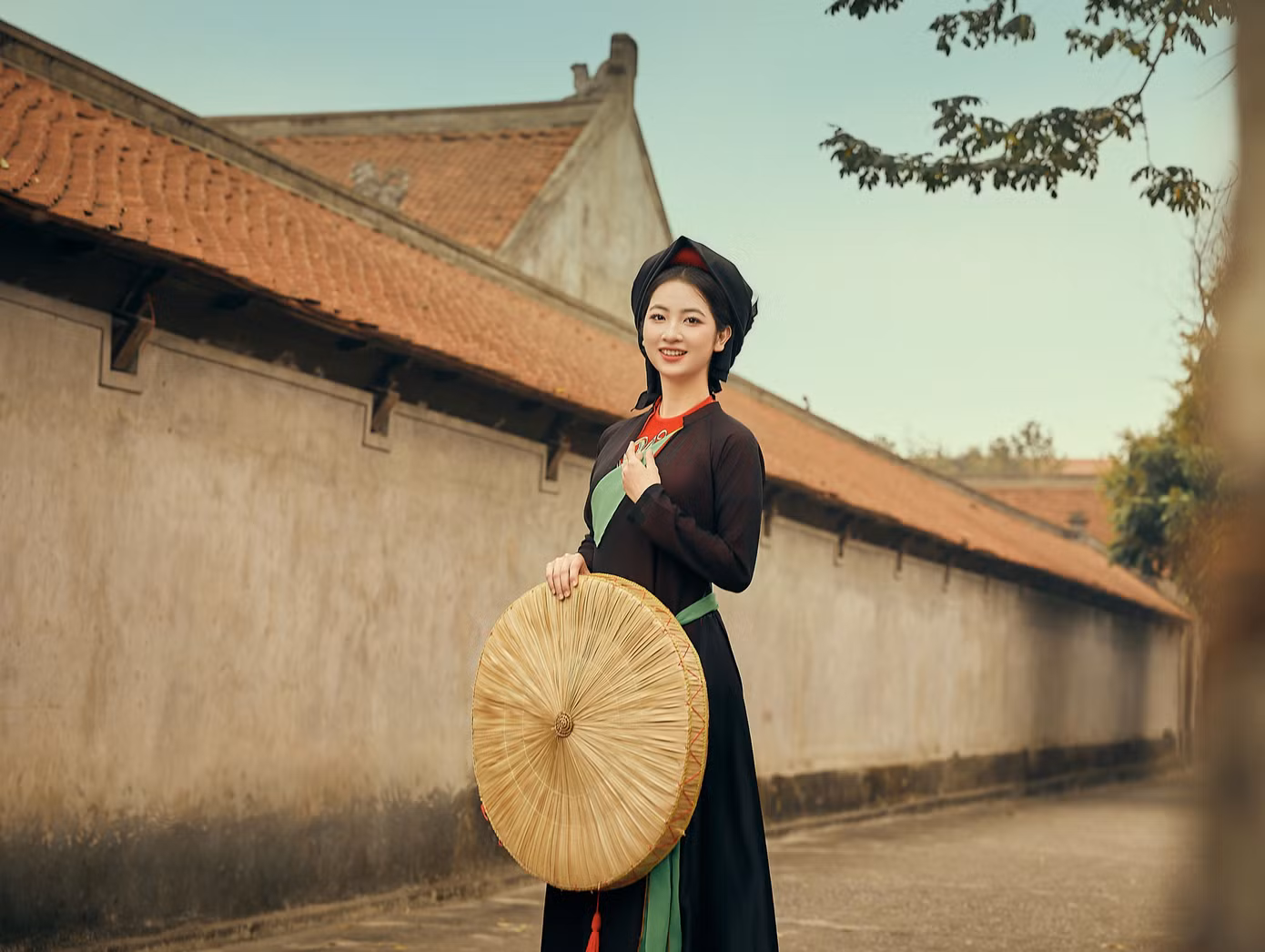 Lấy cảm hứng từ MV đình đám của Hòa Minzy, Nguyễn Thị Linh Chi mang đến một góc nhìn nghệ thuật mới, tôn vinh văn hóa quan họ Bắc Ninh qua hình ảnh cặp chị em gái truyền thống.