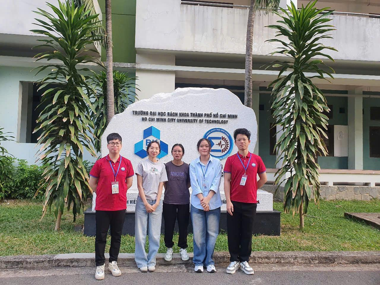 Nguyễn Đình Hiệu (ngoài cùng bên trái) cùng các bạn học. Nguyễn Đình Hiệu (ngoài cùng bên trái) cùng các bạn học.