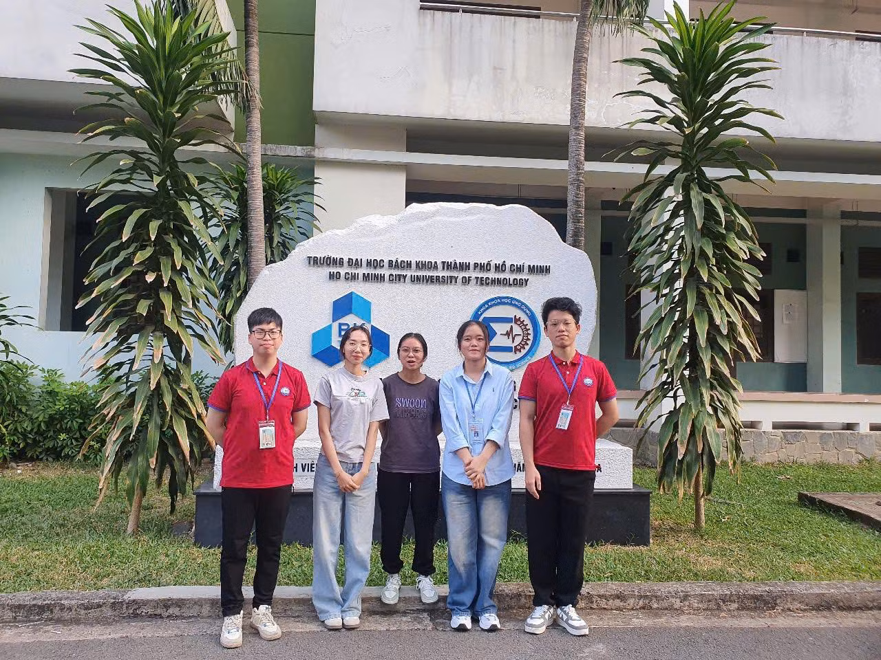 Nguyễn Đình Hiệu (ngoài cùng bên trái) cùng các bạn học.