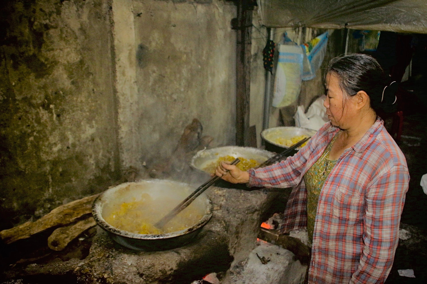 Mứt gừng được sên trên bếp lửa nóng, tỏa mùi thơm nồng nàn.