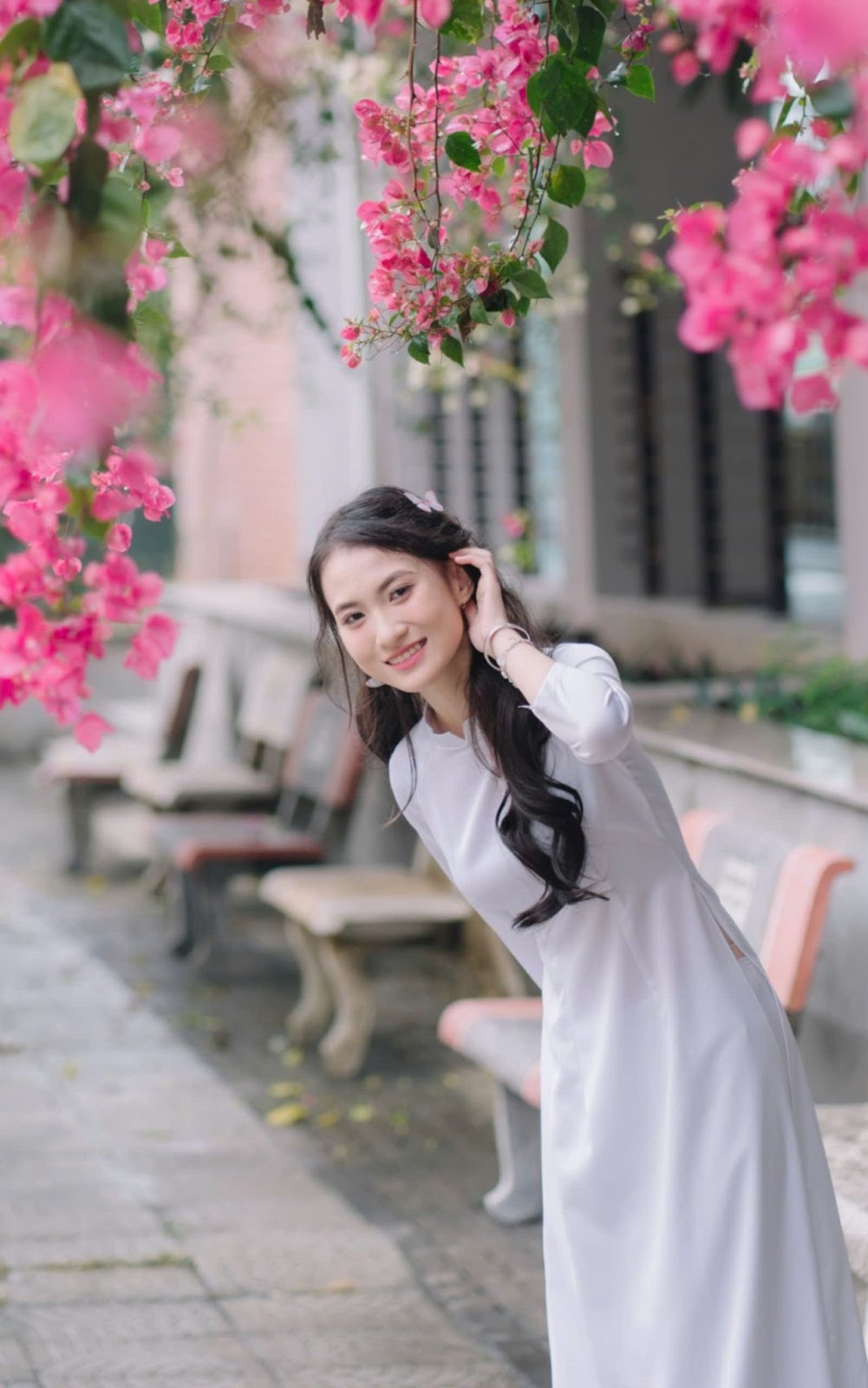 Trần Ngọc Tú Anh dưới mái trường THPT Chuyên Biên Hòa (Hà Nam). Trần Ngọc Tú Anh dưới mái trường THPT Chuyên Biên Hòa (Hà Nam).