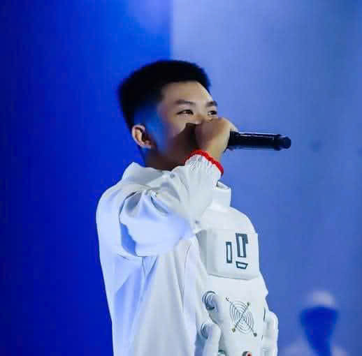 Quốc Anh trình diễn rap trong buổi lễ khai giảng tại ngôi trường mà chàng trai theo học.