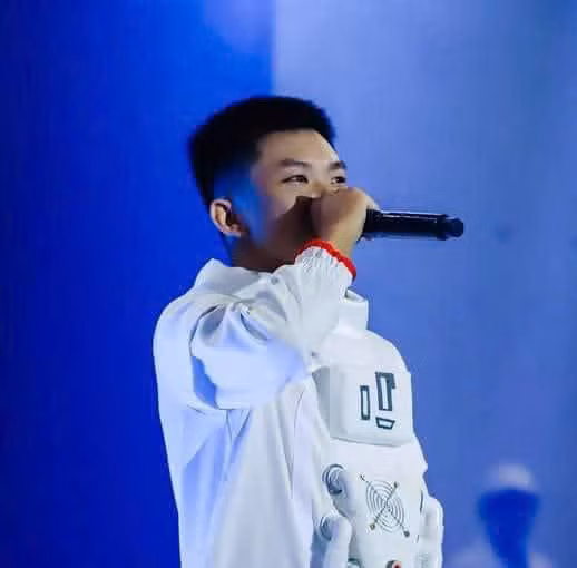Quốc Anh trình diễn rap trong buổi lễ khai giảng tại ngôi trường mà chàng trai theo học.