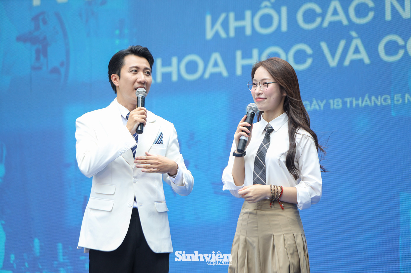 MC Khánh Vy hào hứng trò chuyện và chia sẻ kinh nghiệm cùng các bạn học sinh. Khánh Vy khẳng định: “Các bạn sinh viên khối ngành Khoa học Công nghệ không khô khan mà rất năng động”. Cô cũng không quên gửi gắm đến các sĩ tử: Kỳ thi Tốt nghiệp THPT là một trong những kỳ thi quan trọng nhất trong giai đoạn nước rút của học sinh cuối cấp. "Mỗi lần cố gắng trong kỳ thi, chúng ta sẽ gia tăng sức bền và sự chăm chỉ", MC Khánh Vy động viên.