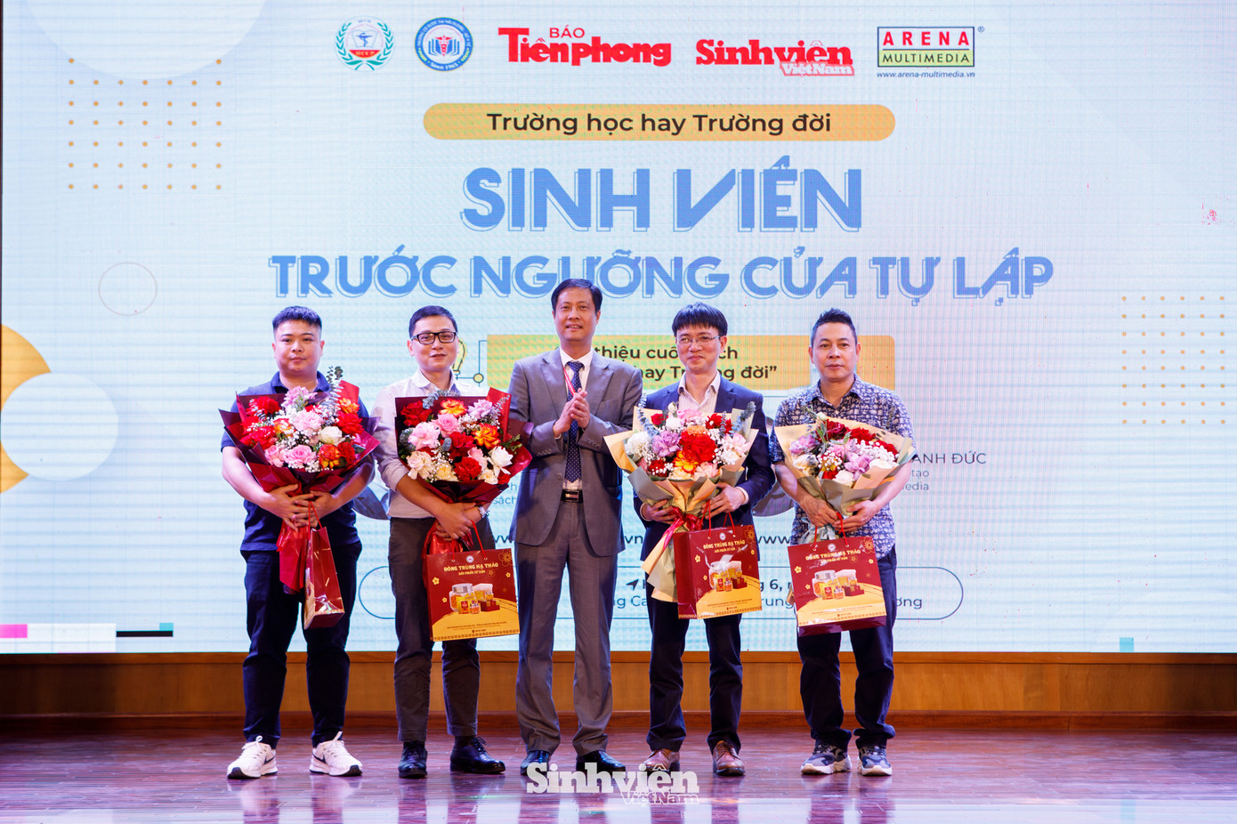 TS Trần Bá Kiên - Hiệu trưởng Trường Cao đẳng Dược Trung ương Hải Dương tặng hoa cảm ơn các đơn vị đồng tổ chức và các diễn giả.