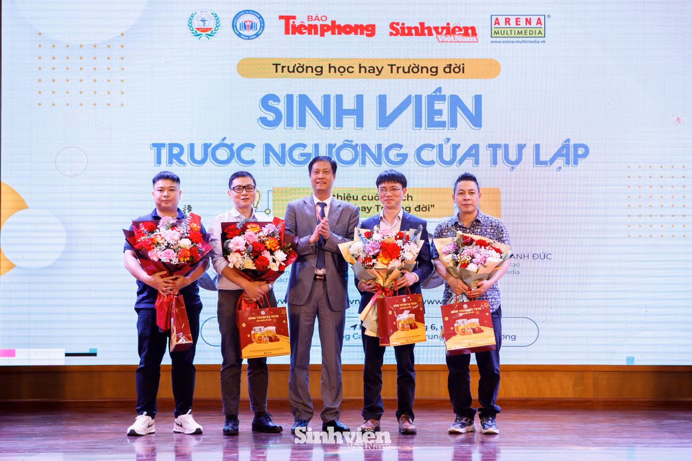 TS Trần Bá Kiên - Hiệu trưởng Trường Cao đẳng Dược Trung ương Hải Dương tặng hoa cảm ơn các đơn vị đồng tổ chức và các diễn giả.