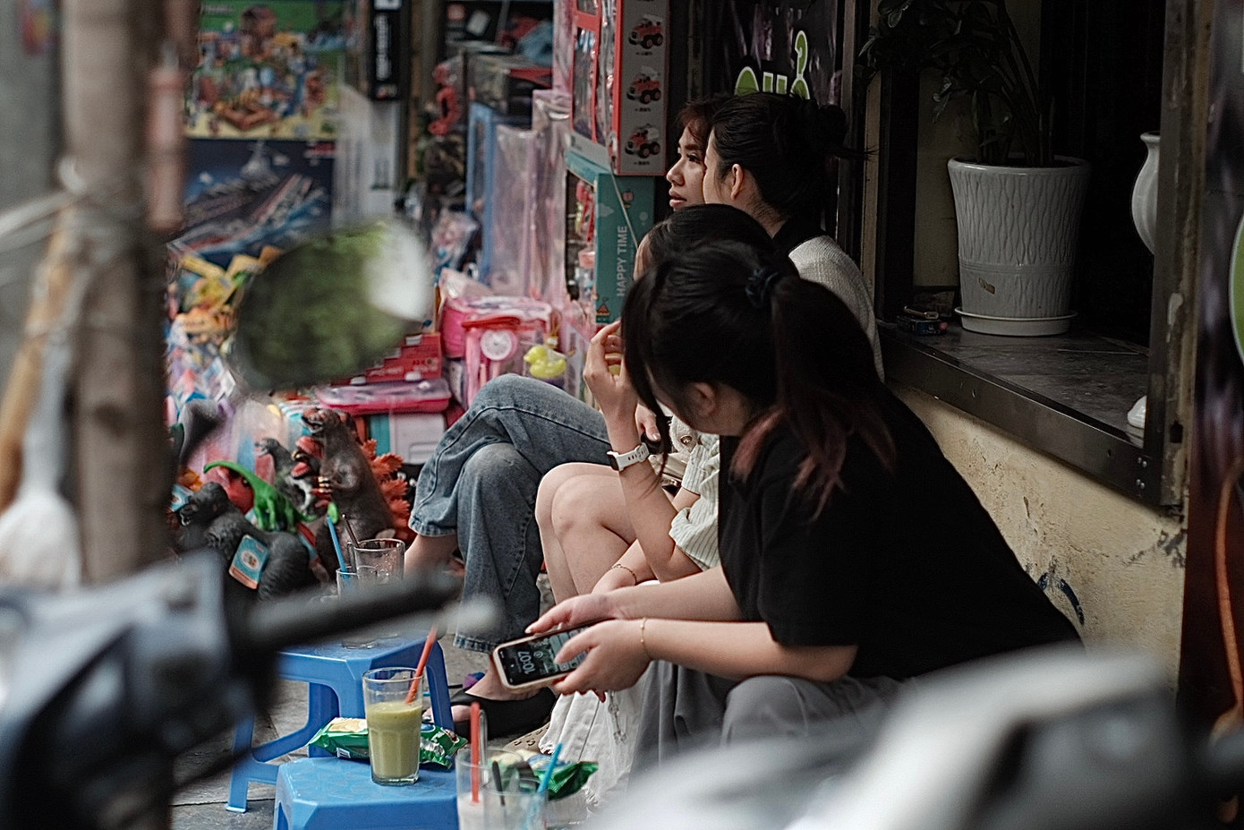 Những khoảnh khắc thư giãn bên ly trà đá, nơi các bạn trẻ tìm thấy niềm vui trong những câu chuyện thường nhật. Những khoảnh khắc thư giãn bên ly trà đá, nơi các bạn trẻ tìm thấy niềm vui trong những câu chuyện thường nhật.