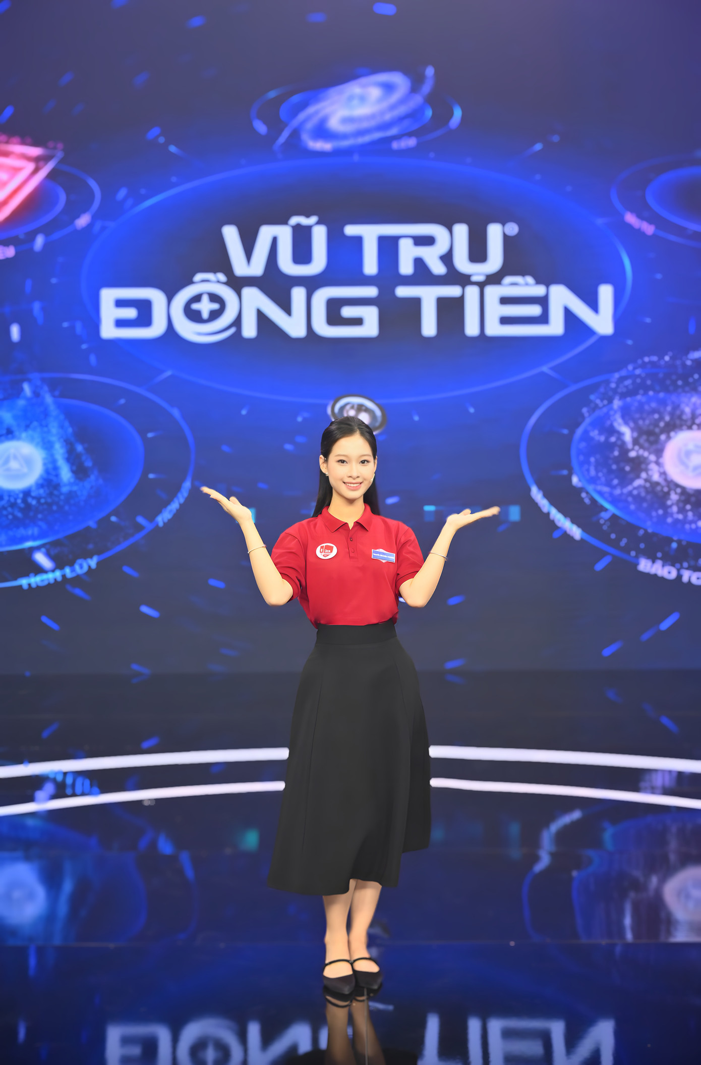 Diệu Phương, một gương mặt trẻ đầy triển vọng trong chương trình truyền hình ‘Vũ Trụ Đông Tiến’, tỏa sáng với sự tự tin và năng động trên sân khấu."