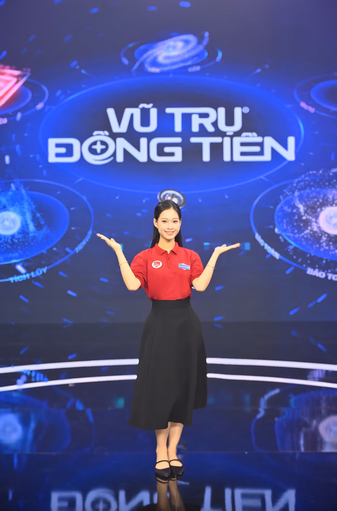 Diệu Phương, một gương mặt trẻ đầy triển vọng trong chương trình truyền hình ‘Vũ Trụ Đông Tiến’, tỏa sáng với sự tự tin và năng động trên sân khấu."