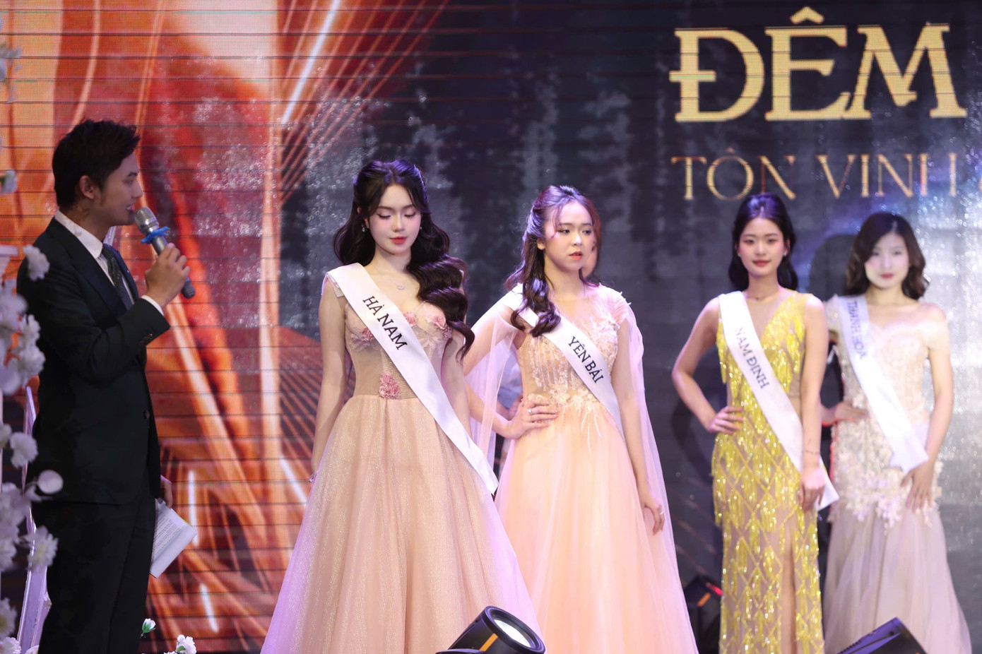 Thu An nổi bật trong dàn người đẹp tại cuộc thi.