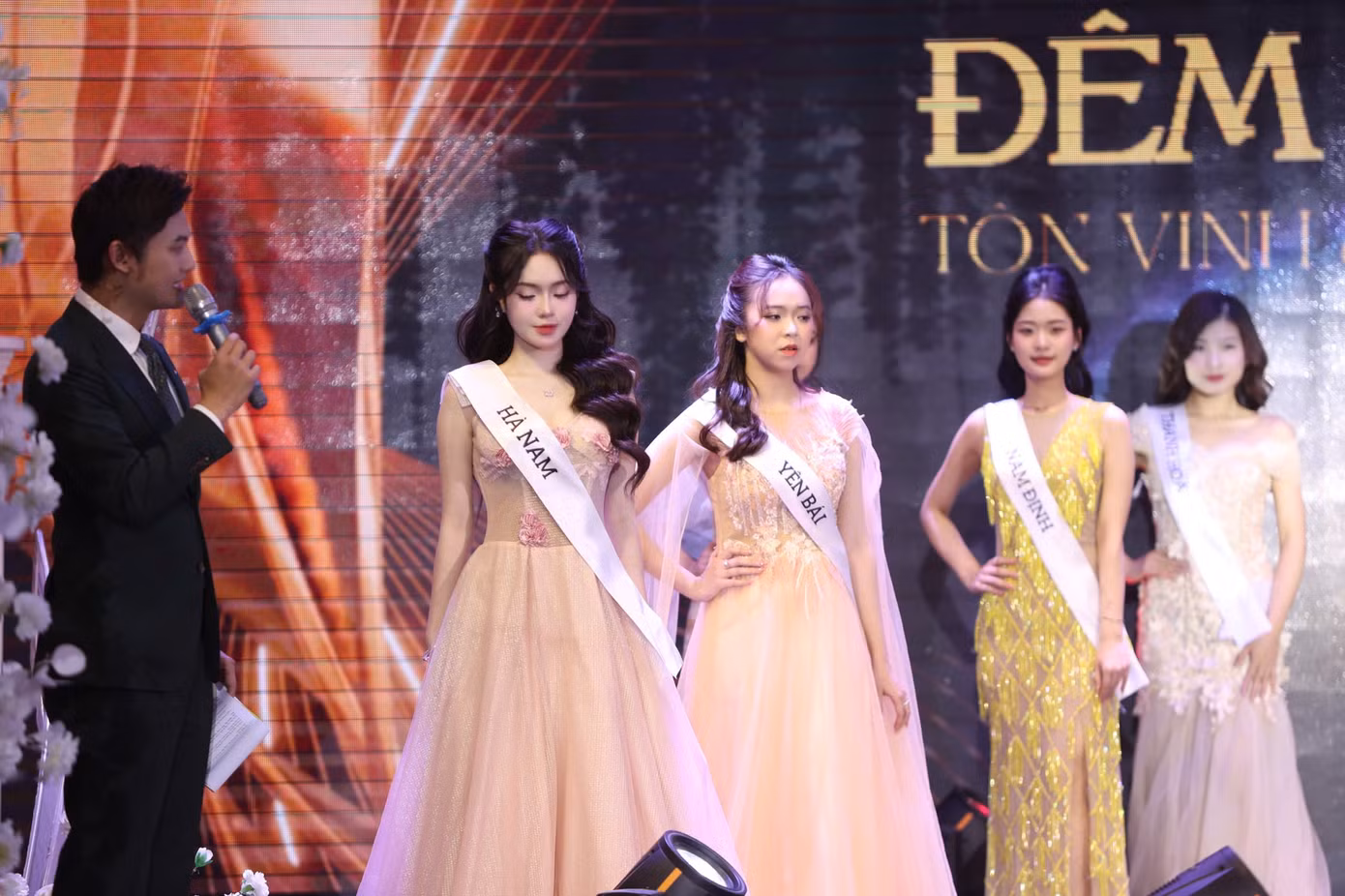 Thu An nổi bật trong dàn người đẹp tại cuộc thi.