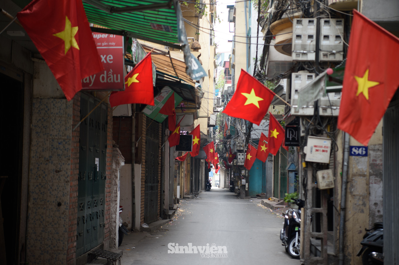 Sáng mồng 1 Tết, đường phố không còn cảnh ùn tắc, ồn ào.