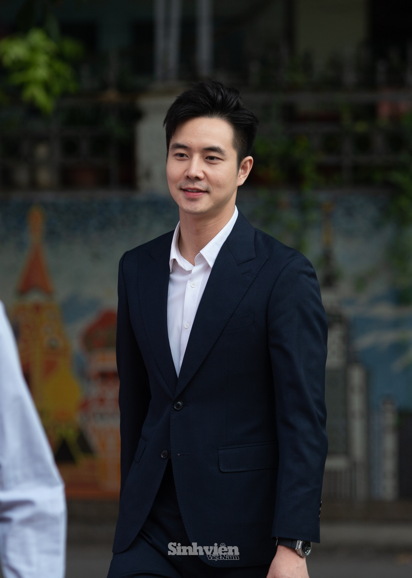 Phùng Đức Hiếu là gương mặt quen thuộc với khán giả truyền hình với những vai diễn chuẩn 'nam thần'. Bên cạnh đó, Đức Hiếu còn gây ấn tượng với công chúng qua vai trò là MC của bản tin Thời sự, Hà Nội buổi sáng trên sóng Đài Hà Nội.