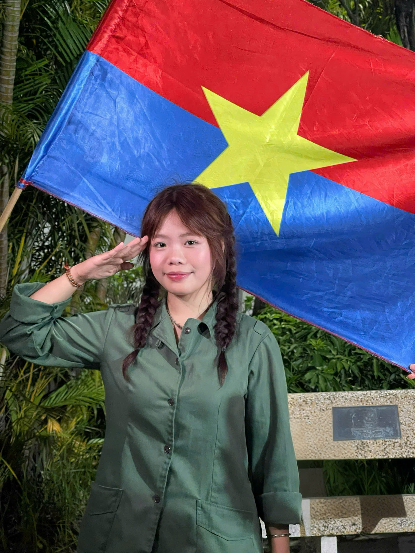 Như Bình tự hào ghi lại khoảnh khắc dưới lá cờ Mặt trận Dân tộc Giải phóng miền Nam. Như Bình tự hào ghi lại khoảnh khắc dưới lá cờ Mặt trận Dân tộc Giải phóng miền Nam.