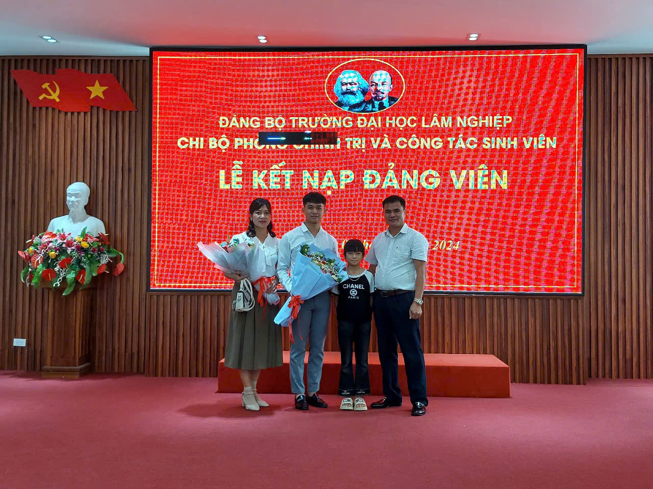 Nam sinh vinh dự được kết nạp vào Đảng Cộng sản Việt Nam. Nam sinh vinh dự được kết nạp vào Đảng Cộng sản Việt Nam.