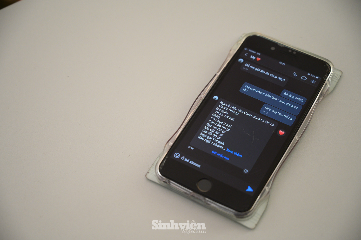 Cách nhà hơn 1.500km, mỗi lần gọi điện về, Quỳnh Anh đều không quên dành thời gian trò chuyện cùng gia đình. Nghe những giọng nói thân thương hỏi han, dặn dò qua màn hình, cô cảm thấy như Tết vẫn còn đâu đây, và gia đình luôn ở bên cạnh, chở che cho cô.