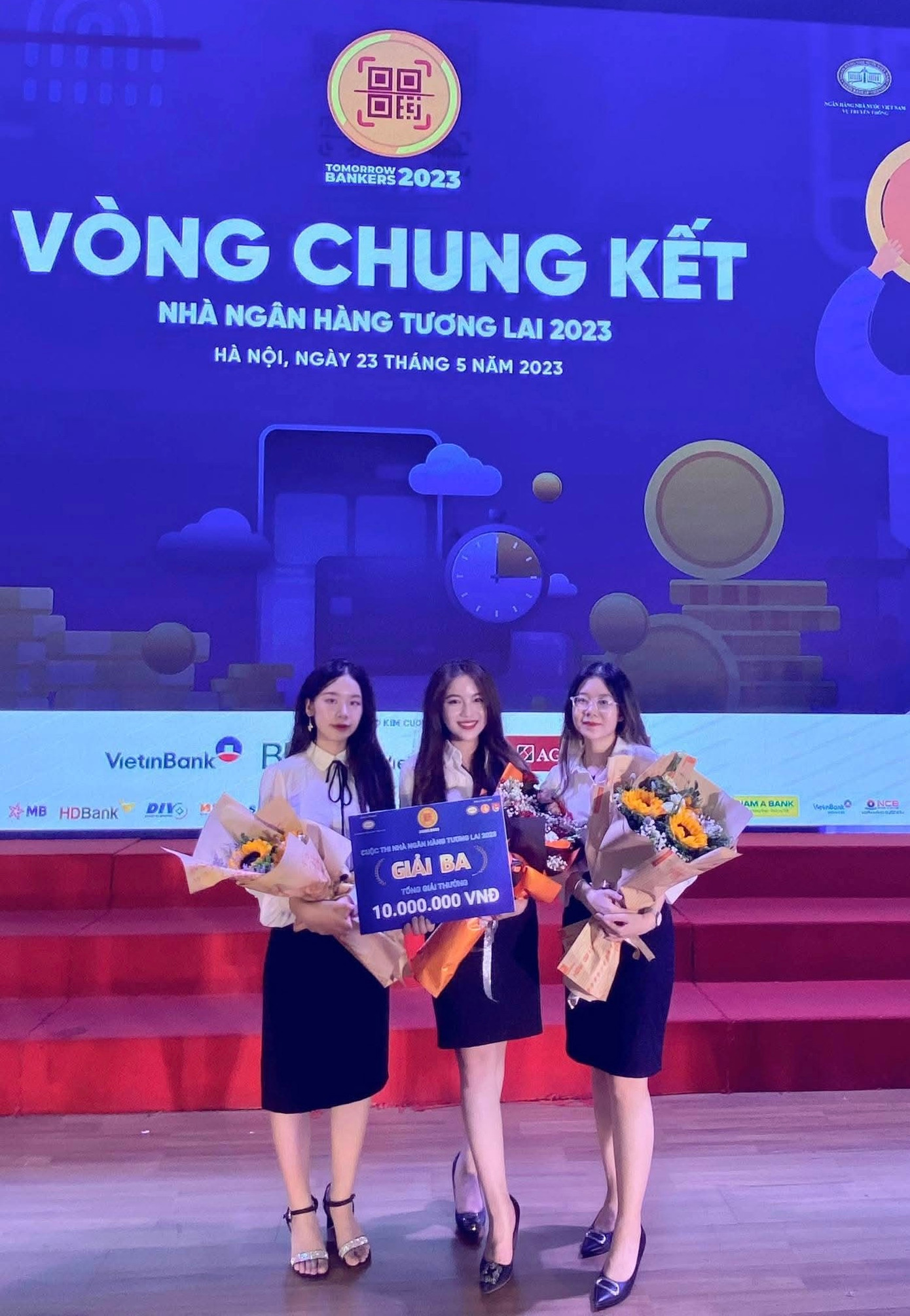 Hồng Ánh (ngoài cùng, bên phải) cùng đồng đội trong vòng Chung kết cuộc thi “Hiểu đúng về tiền - Nhà ngân hàng tương lai 2023”. Hồng Ánh (ngoài cùng, bên phải) cùng đồng đội trong vòng Chung kết cuộc thi “Hiểu đúng về tiền - Nhà ngân hàng tương lai 2023”.