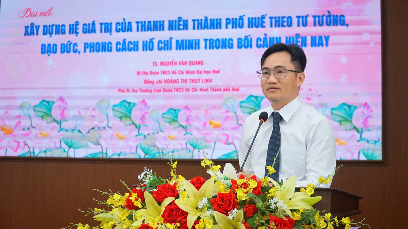 TS. Nguyễn Văn Quang - Bí thư Đoàn TNCS Hồ Chí Minh Đại học Huế trình bày tham luận “Xây dựng hệ giá trị của thanh niên thành phố Huế theo tư tưởng, đạo đức, phong cách Hồ Chí Minh trong bối cảnh hiện nay”. TS. Nguyễn Văn Quang - Bí thư Đoàn TNCS Hồ Chí Minh Đại học Huế trình bày tham luận “Xây dựng hệ giá trị của thanh niên thành phố Huế theo tư tưởng, đạo đức, phong cách Hồ Chí Minh trong bối cảnh hiện nay”.