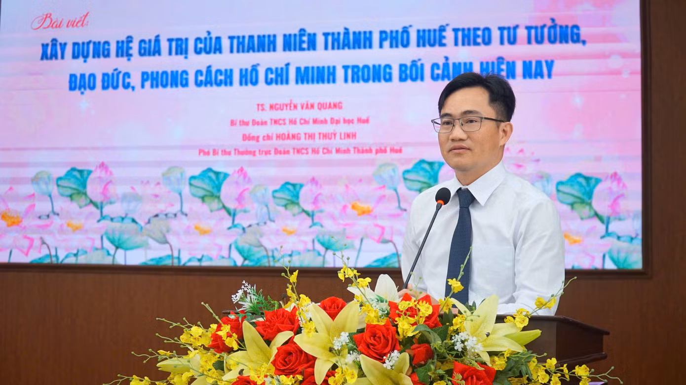 TS. Nguyễn Văn Quang - Bí thư Đoàn TNCS Hồ Chí Minh Đại học Huế trình bày tham luận “Xây dựng hệ giá trị của thanh niên thành phố Huế theo tư tưởng, đạo đức, phong cách Hồ Chí Minh trong bối cảnh hiện nay”.