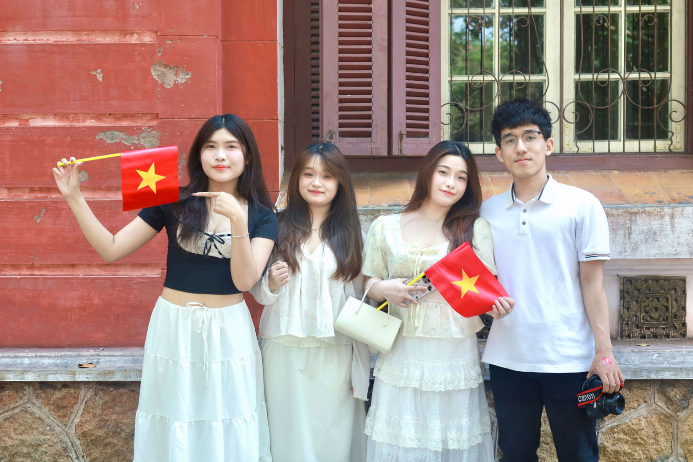 Du khách thể hiện tinh thần yêu nước tại Trường Quốc học Huế.