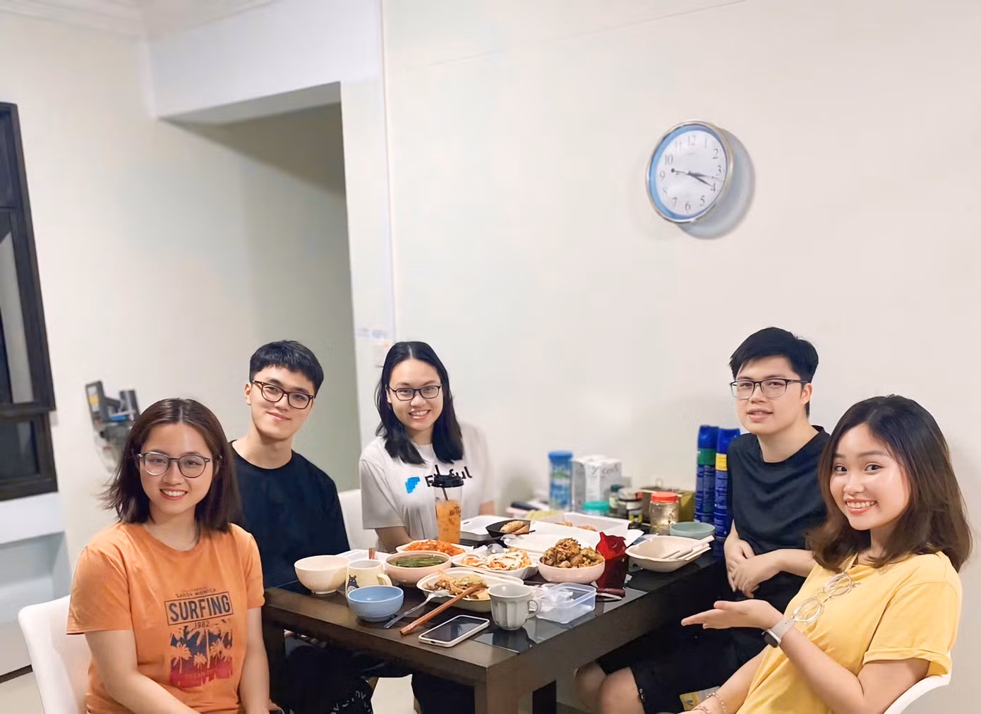 Mai Phương cùng các bạn du học sinh tổ chức tiệc tất niên ấm cúng tại nhà.