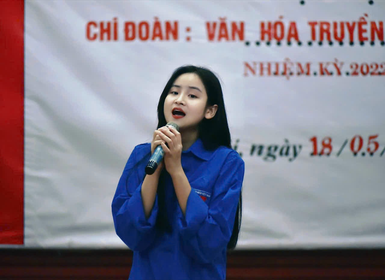 Đinh Thị Thu Phương (sinh năm 2003), sinh viên năm thứ tư chuyên ngành Văn hóa Truyền thông tại Học viện Hành chính Quốc gia.
