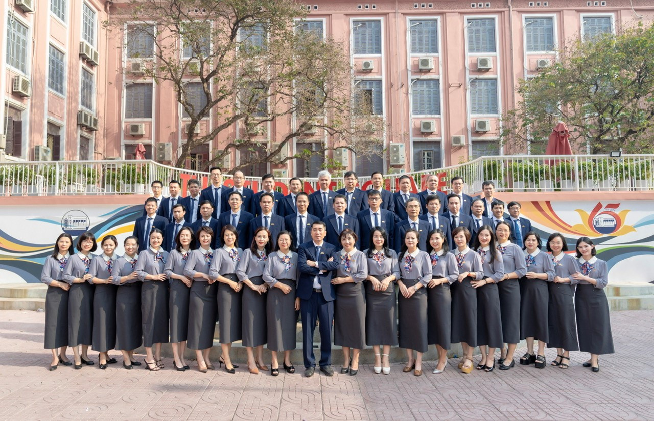 Tập thể cán bộ giảng viên khoa Kỹ thuật Tài nguyên nước.