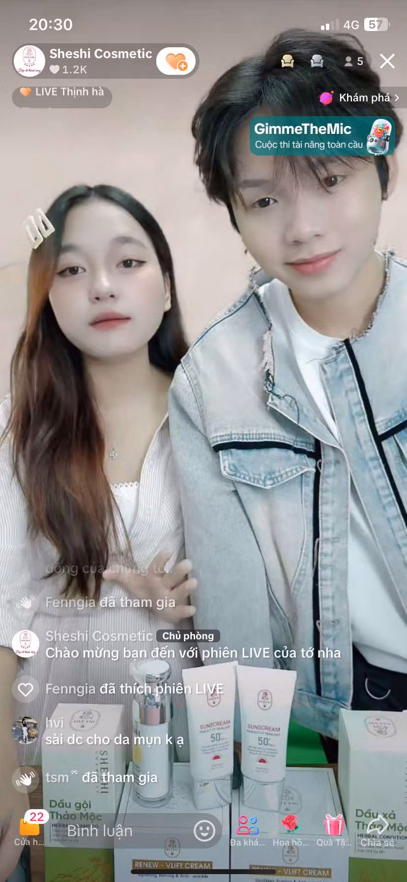 Phan Văn Nghĩa trong một phiên livestream bán hàng trên nền tảng TikTok.