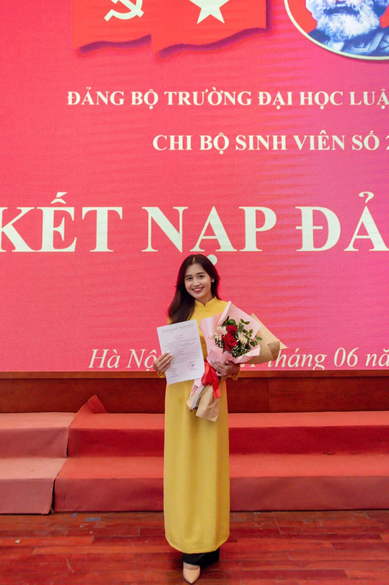 Hồng Hạnh vinh dự khi được kết nạp vào Đảng Cộng sản Việt Nam.