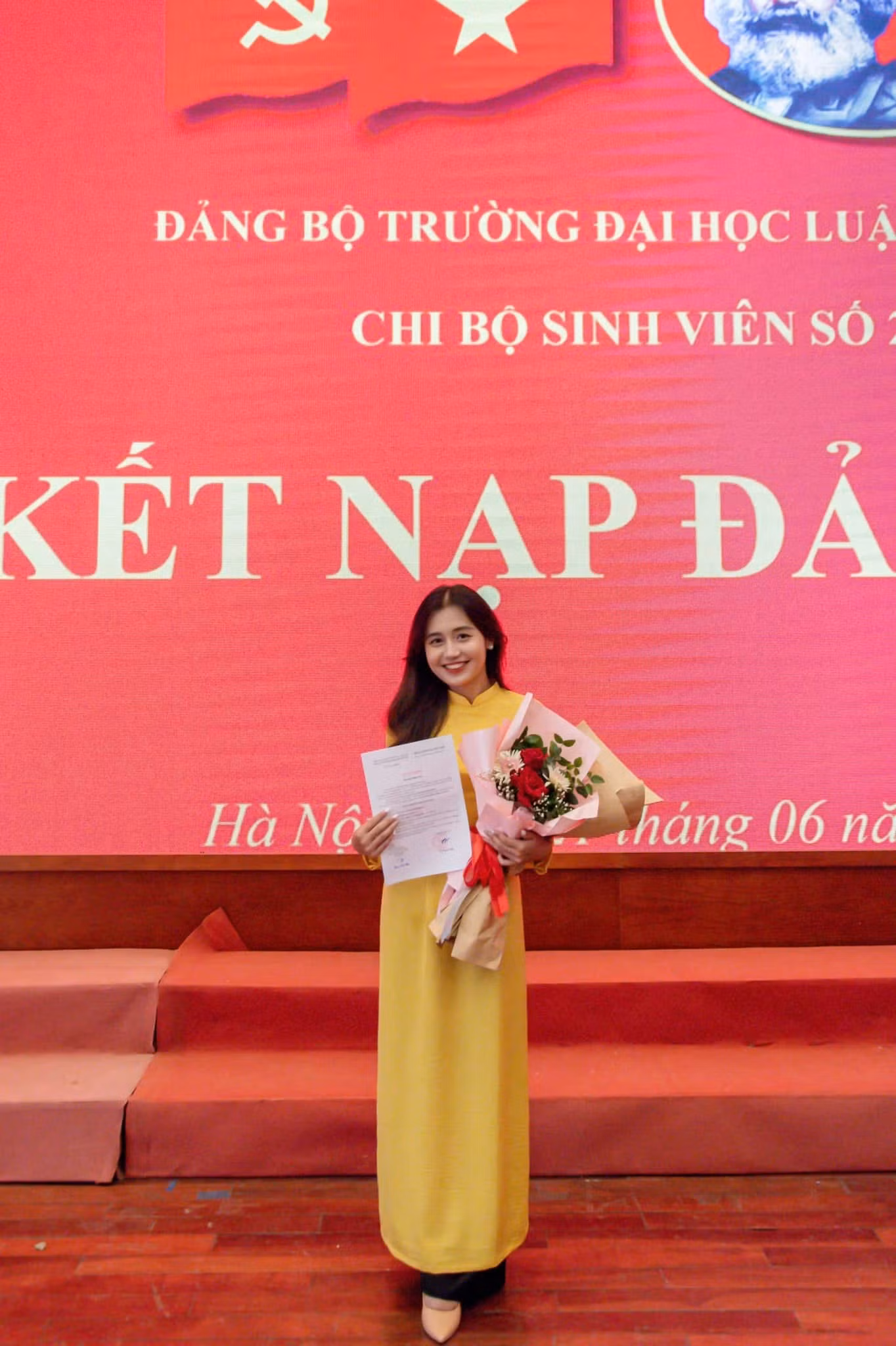 Hồng Hạnh vinh dự khi được kết nạp vào Đảng Cộng sản Việt Nam. Hồng Hạnh vinh dự khi được kết nạp vào Đảng Cộng sản Việt Nam.