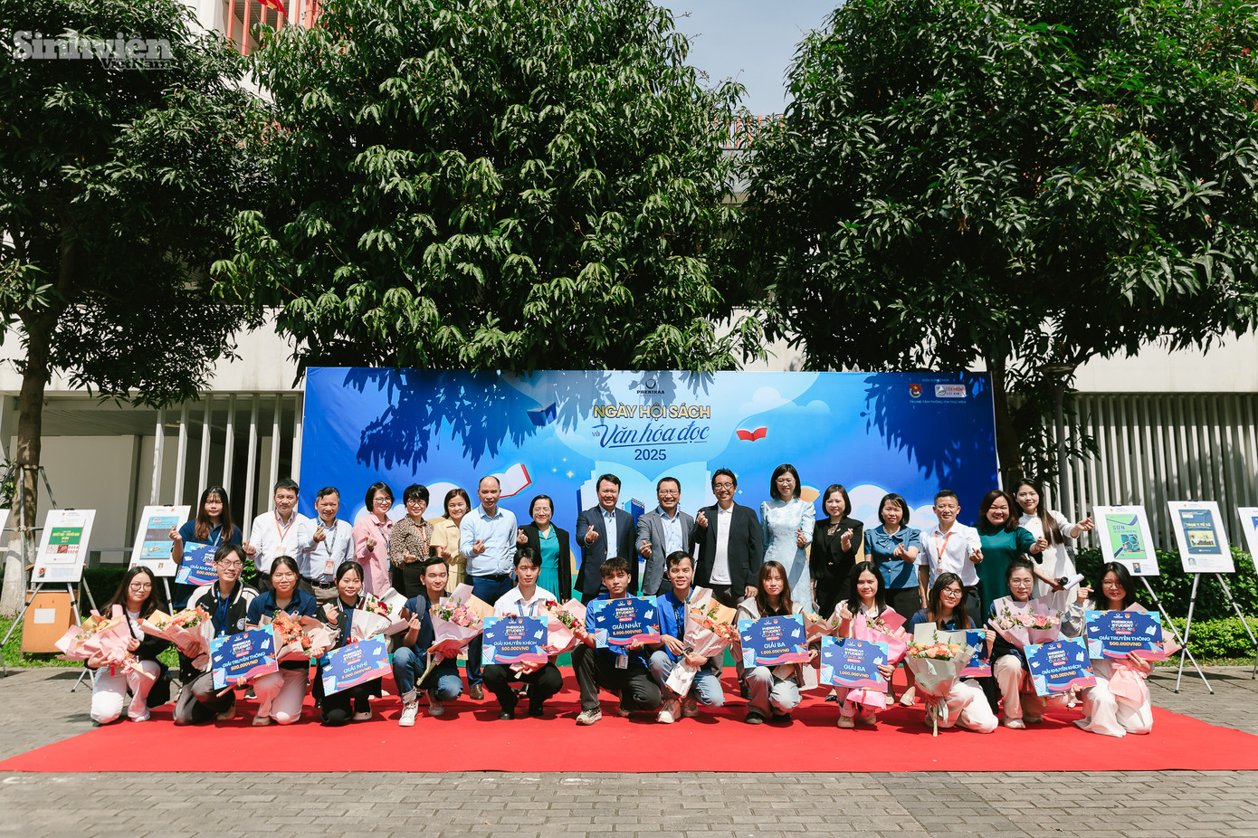 Lễ khai mạc vinh dự đón tiếp ông Yoichi Igarashi, Phó Tổng Giám đốc Công ty Denso Việt Nam, và ông Tạ Minh Tuyền, Giám đốc Công ty TNHH Truyền thông & Công nghệ Tiên Phong Việt Nam, cùng đông đảo đại diện Ban Giám hiệu, lãnh đạo các khoa, phòng ban, giảng viên và sinh viên Trường Đại học Phenikaa.