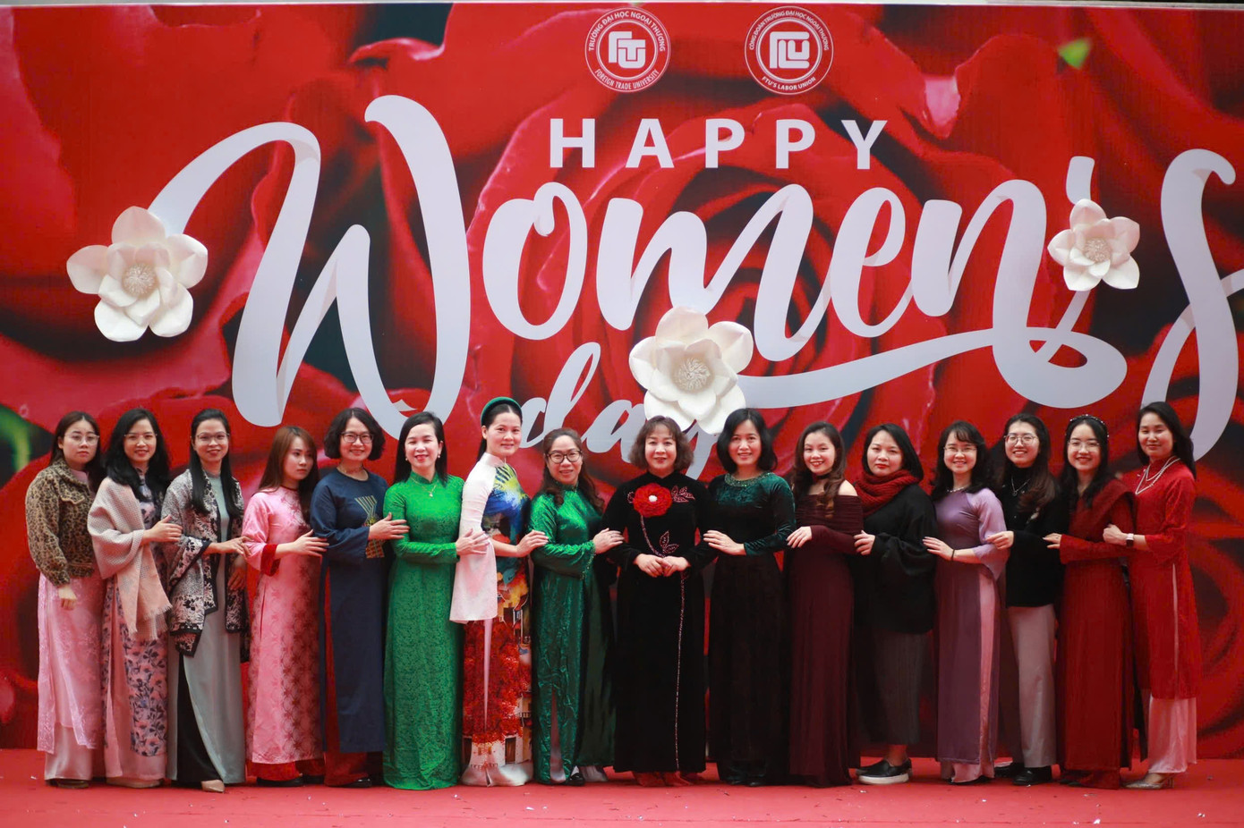 Hoa Minh (đứng thứ hai từ bên phải) cùng các giảng viên nữ của Trường Đại học Ngoại thương trong hoạt động chào mừng ngày Quốc tế Phụ nữ 8/3.