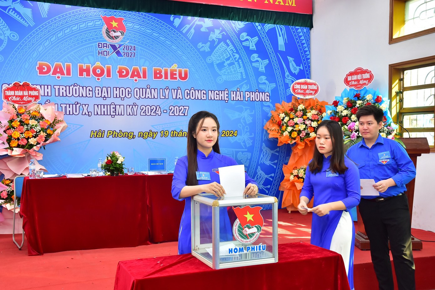 Khánh Huyền tại Đại hội Đại biểu Đoàn TNCS Hồ Chí Minh thành phố Hải Phòng. Khánh Huyền tại Đại hội Đại biểu Đoàn TNCS Hồ Chí Minh thành phố Hải Phòng.