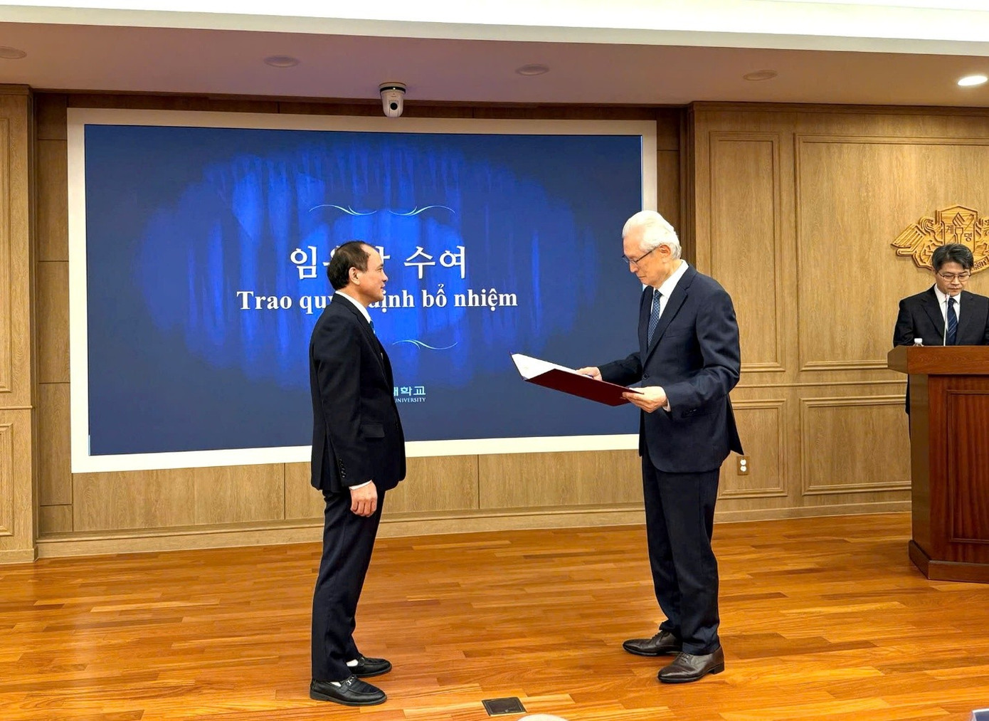 GS. Synn Ilhi trực tiếp trao quyết định bổ nhiệm và bày tỏ sự trân trọng đối với những đóng góp học thuật và hợp tác của GS.TS Nguyễn Trung Việt, Hiệu trưởng Trường Đại học Thủy lợi. GS. Synn Ilhi trực tiếp trao quyết định bổ nhiệm và bày tỏ sự trân trọng đối với những đóng góp học thuật và hợp tác của GS.TS Nguyễn Trung Việt, Hiệu trưởng Trường Đại học Thủy lợi.