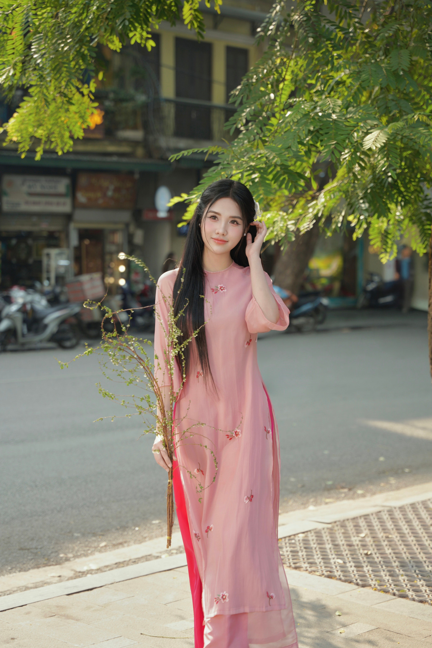 Nguyễn Thảo Nguyên rạng rỡ trong bộ áo dài suông hồng nhã nhặn, mang đến vẻ đẹp dung dị nhưng cuốn hút.