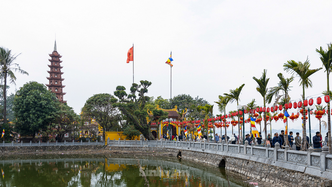 Hàng dài người đến chùa Trấn Quốc đầu năm mới.